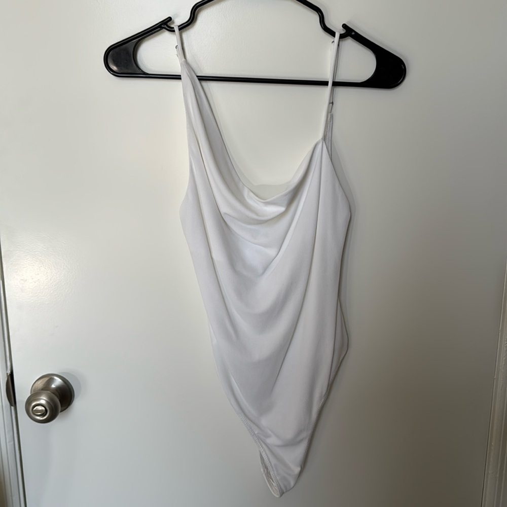 URBAN OUTFITTERS - WHITE ASYMMETRICAL BODYSUIT - SMALL